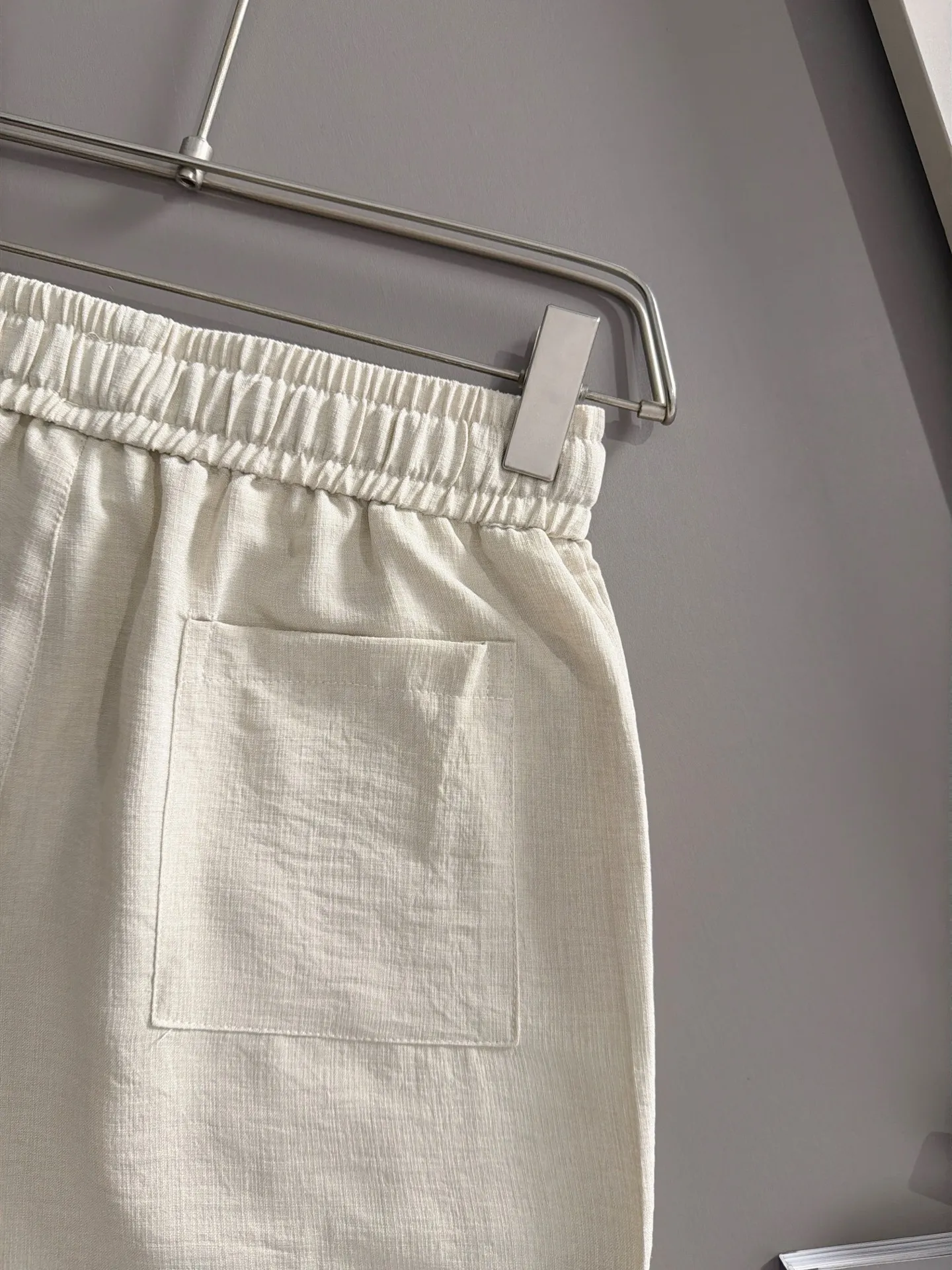 Burberry's 2026 spring and summer new shorts are made of imported Japanese Denim plain cotton, complete with three standards. The top stone-washed process makes the texture reach the old taste of the 1980s, soft, delicate and comfortable. The color has a modern and fashionable vicissitudes of life, and the upper body is Versatile fashionable! Light luxury, a must-have item for daily commuting! Sizes: M-5XL (please state your height and weight when placing an order)